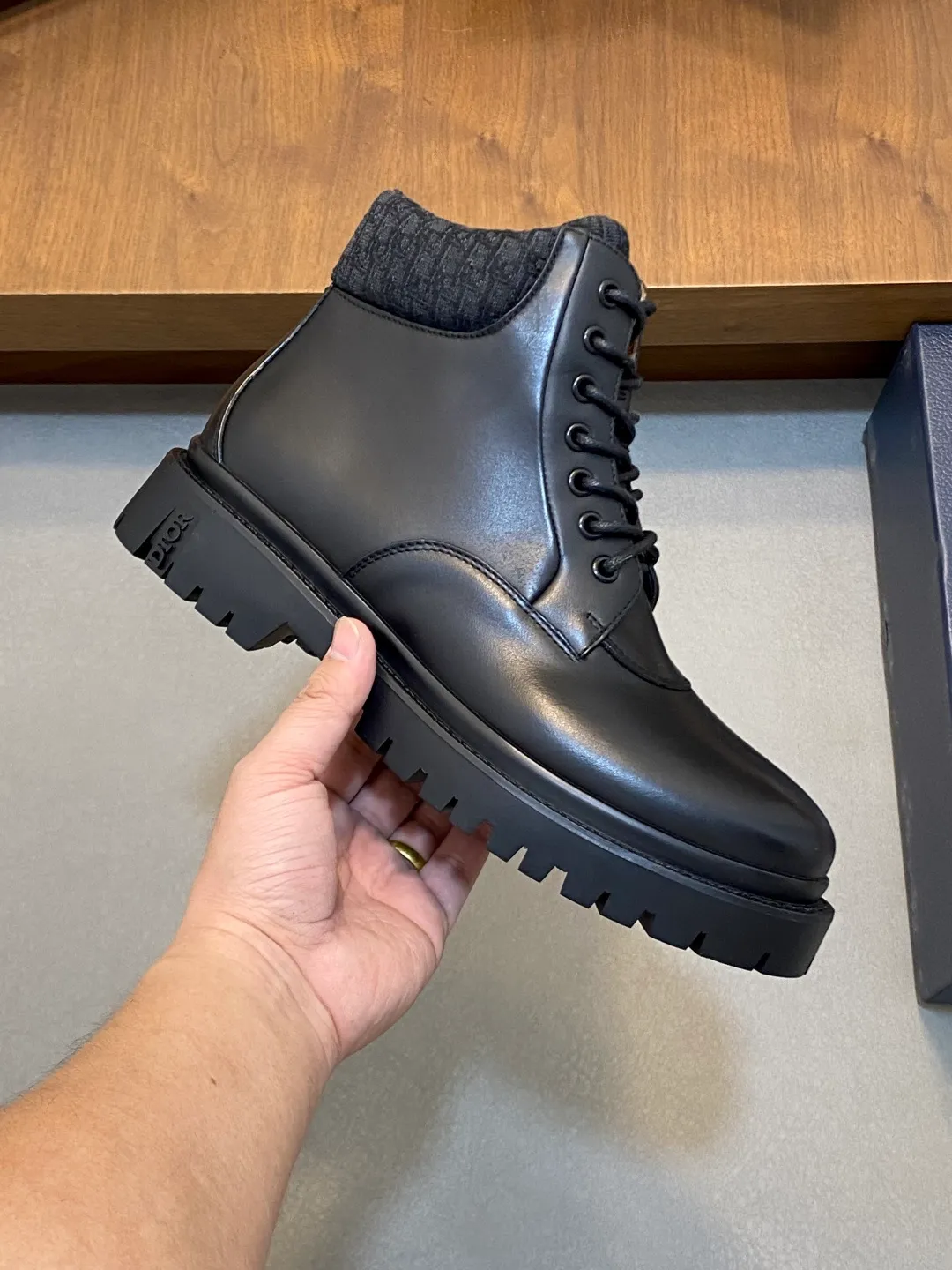 💰860 Dio* — Dior's 2024 autumn and winter luxury men's mid-top short boots, purely handmade, both inside and outside are imported first-layer cowhide, high-end quality and exquisite craftsmanship. Original TPU combination outsole. Wear a noble gentleman's taste. The best last type has been carefully debugged. 100% comfort. Size: 38-44 (38-45 can be customized)